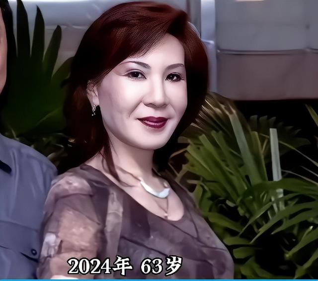 富婆女星花3000万“泡”2个鲜肉男星，被狂骂到退圈！