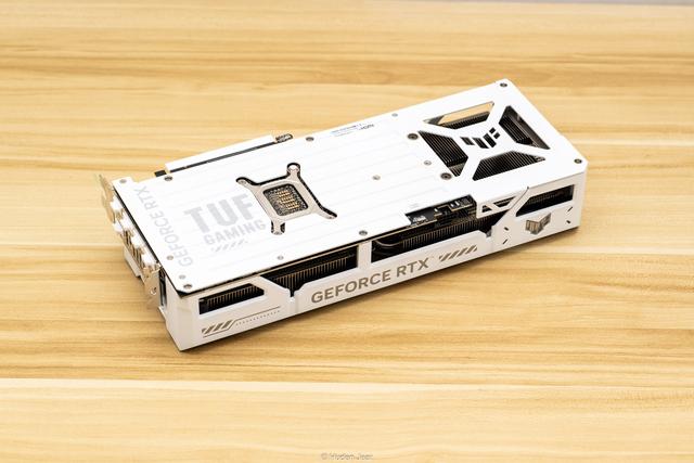 极地坚冰！华硕TUF RTX 5070Ti O16G白色游戏实测