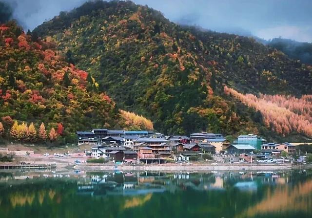 【美丽四川】平武天母湖，邂逅一场彩林与碧水的秋日盛宴‖柳红樱