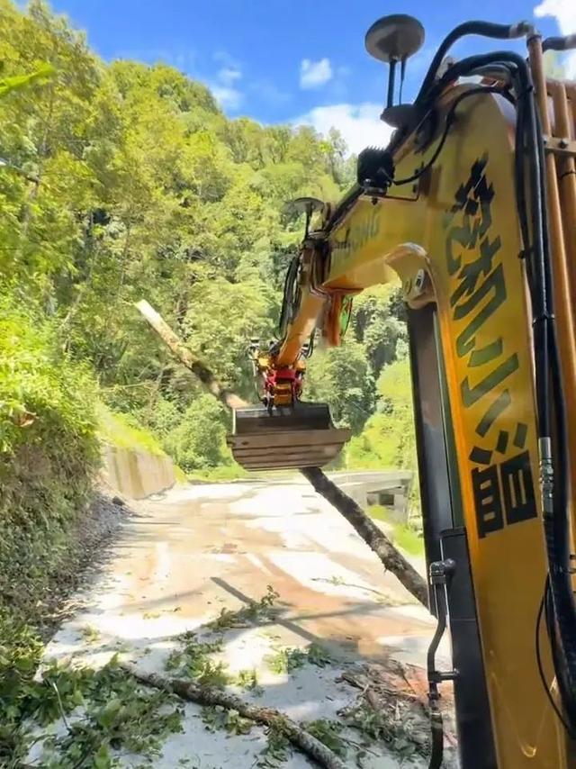河南小伙开着挖机游中国，6个月游历13个省，已成为拥有55万粉丝的公路网红