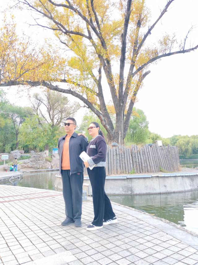 宣化万柳公园银杏黄来火炬红，战友军嫂游园观赏图片集