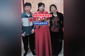 二婚大妈嫁头婚小伙，婆媳同框宛如姐妹，婆婆乐开花：总比单身强图片
