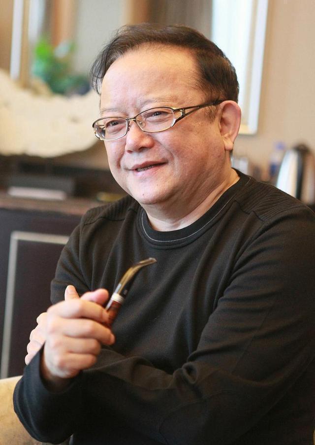 事实证明，被传卖掉上亿豪宅移民美国的王刚，已经走上另一条大道