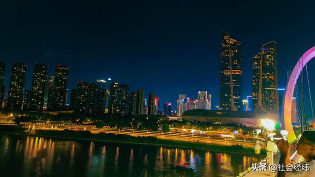 每日一景|璀璨江畔南京眼