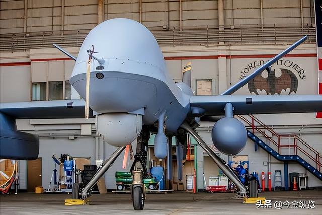 美国新型无人机登场，隐身与AI操控，未来战争进入"人机协作"时代