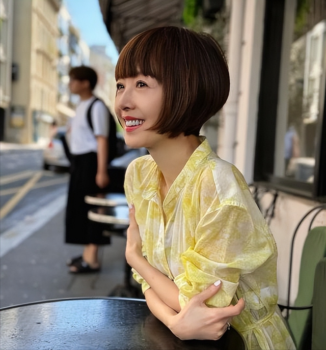 55岁发福后的鲁豫很养眼，如今胖出新宽度，曾经的她真没法看！