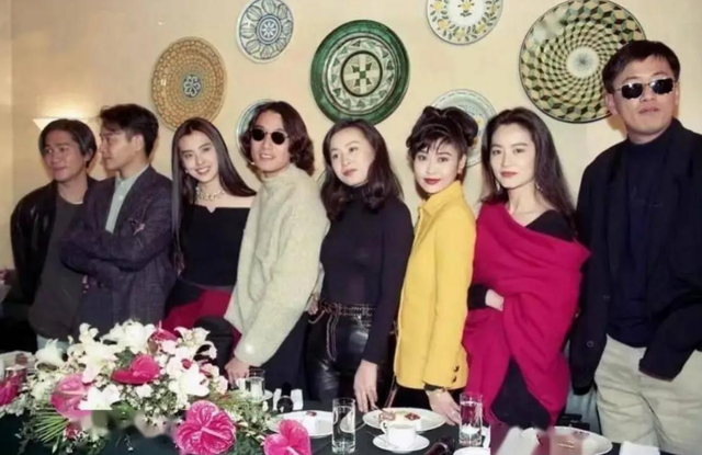 陪玩陪睡根本不够！集体开嫖、目无王法、舔手指，阴暗面藏不住了