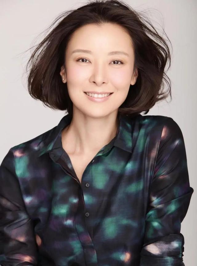爷爷是开国上将，爸爸是副参谋长，52岁仍单身一人！