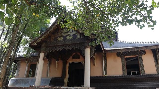 云南边境西双版纳，真正的千年古寨，当地村民还住在吊脚楼中