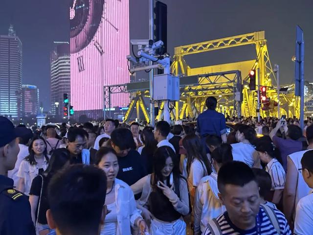 刚刚！天津津湾广场、天津站附近震撼一幕