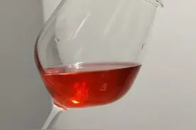 亲测有效的玫瑰醋配方，两周喝出好气色，告别暗沉肌肤。图片