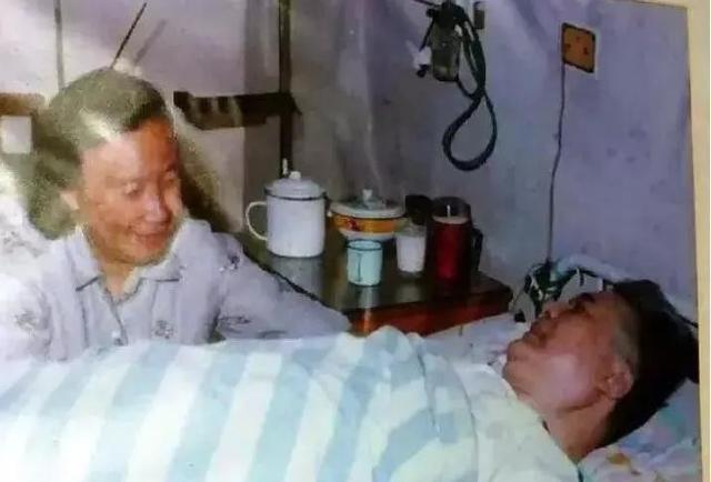 中国“最高机密人物”被美国曝光！而他身后的女人藏不住了。