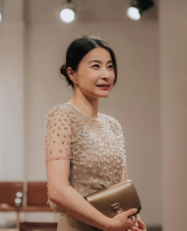 临近年关	，轻松"拿捏"霍启刚的郭晶晶，竟意外走上了倪萍的老路