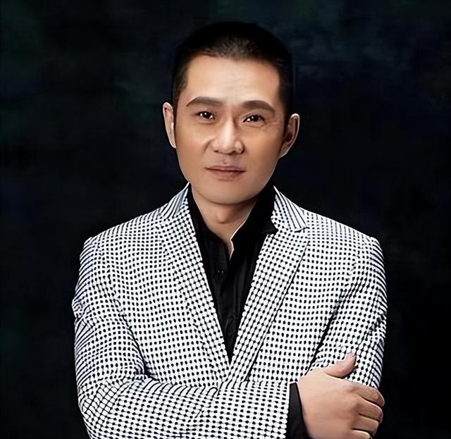23年前他发誓成名也不抛弃丑妻，如今兑现承诺，活成爱情教科书