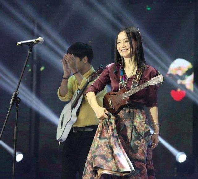 连上5次春晚，私下却和恩师同居怀孕被骗流产，今57岁依然单身！