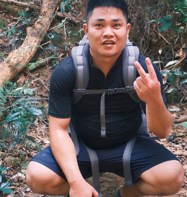 广东女子登山脚崴，被陌生小伙背40分钟下山，恶心的一幕出现了