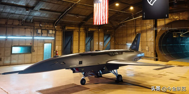 美国新型无人机登场，隐身与AI操控，未来战争进入"人机协作"时代