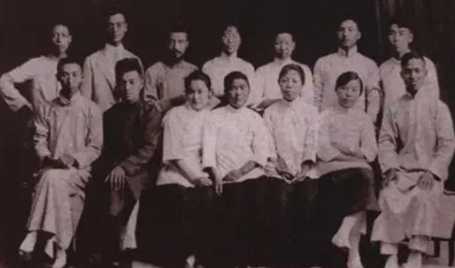 15岁入党，18岁和主席结婚，如今仍健在，却几乎不露面