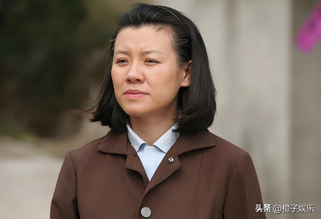 与四婚名导同居三年流产两次不结婚，转身下嫁穷小子，如今咋样？