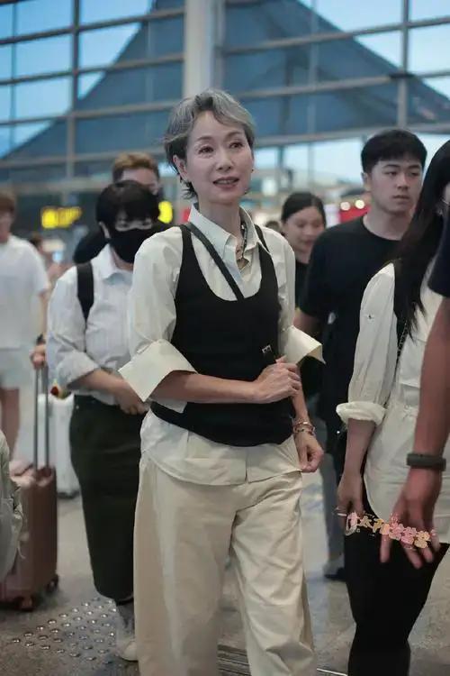 宋祖英私下聚会照流出，穿棉麻衣留短发，印象被完全颠覆呢