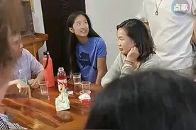 美籍女孩乔伊找到亲生父母，场面感人，乔伊养家身份曝光，不简单图片