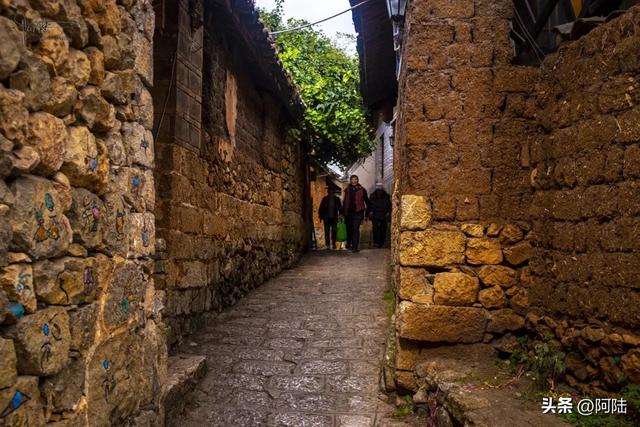摩旅打卡束河古镇,一不小心进去遛了趟车,石板路况着实感人