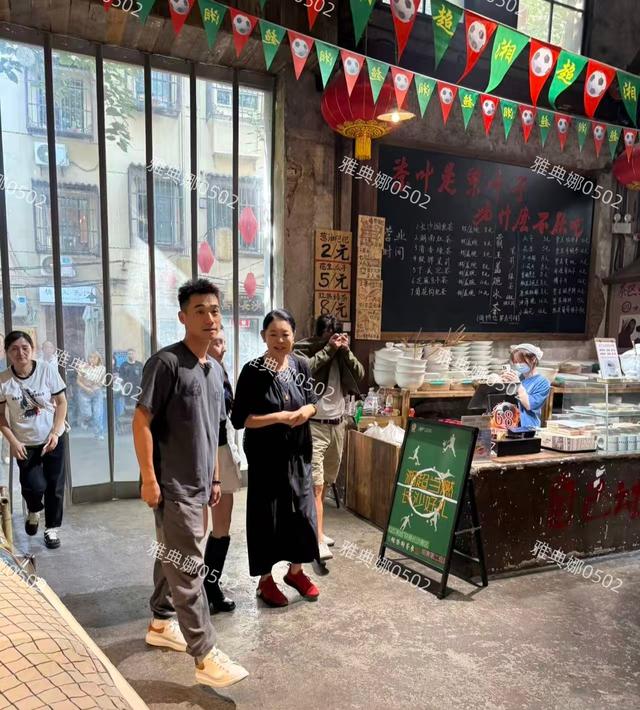 倪萍怎么变成这样了？她脸很僵嘴唇很厚鼻孔变大， 一脸横肉不面善