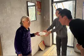 临江市苇沙河村：“帮帮队+暖心餐”烹出乡村幸福味图片