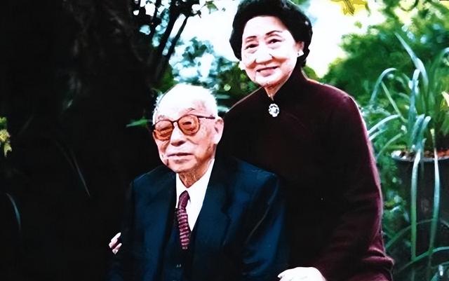 赵一荻独子回国扫墓，跪在张作霖墓前大哭：我代表您儿子来看您了