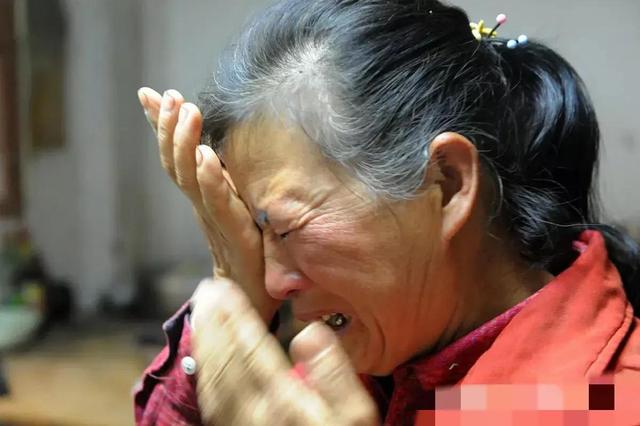 外卖小哥扶老人被讹3万，他借钱赔偿走人，次日接到90个电话