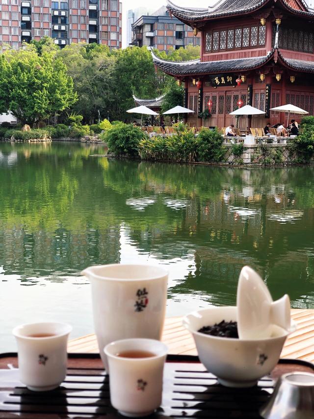 红了大片的乌桕，竟藏于一座园林之中，且被唤作 “福州小西湖”