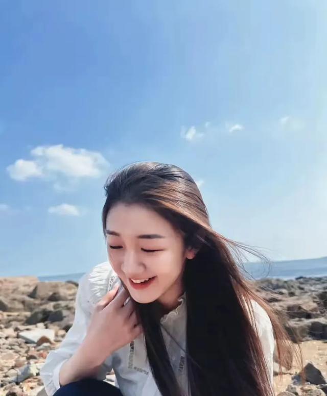 陈梦状态绝了！穿吊带裙显丰满身材，性感优雅又迷人，彻底放开了