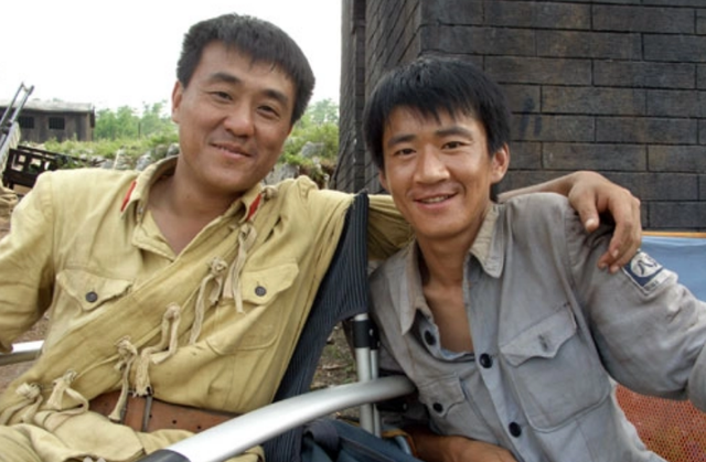 知名演员无戏可拍，回老家摆摊卖炒面，娶小18岁娇妻矛盾不断