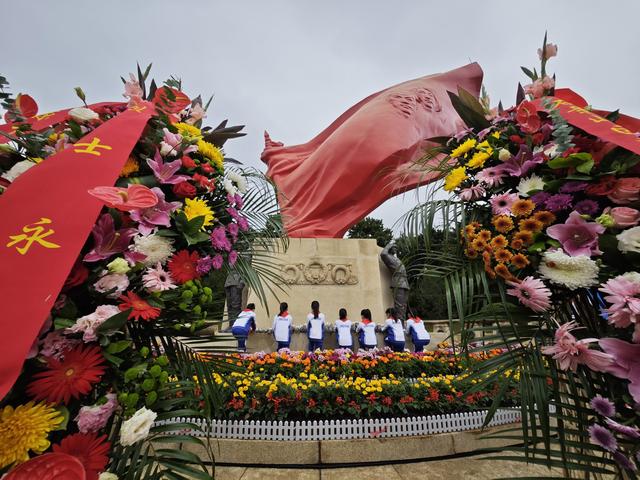 八宝山公墓中	，受祭拜最多的是谁？81号墓安葬着谁？无名墓碑是谁