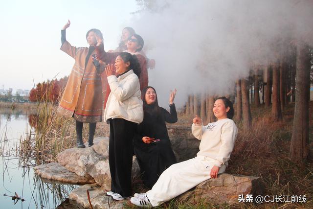 河南淮滨：湖畔杉红，游人来