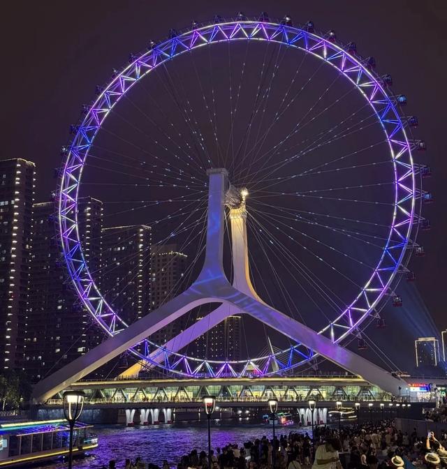 天津举办灯光秀大放异彩，高低得去看看，迎接上合峰会