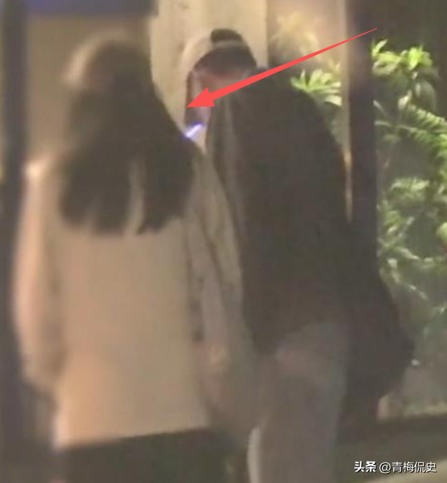 辛柏青近况曝光：和朋友聚餐大笑，身边美女引争议，一举动败好感