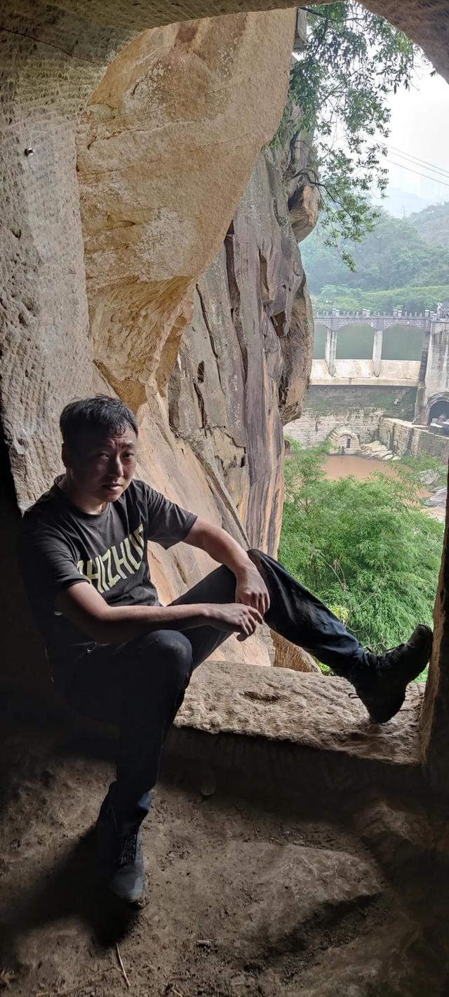 重庆渝北水库边发现神秘悬崖洞，传闻是旧时大地主私藏财宝的据点