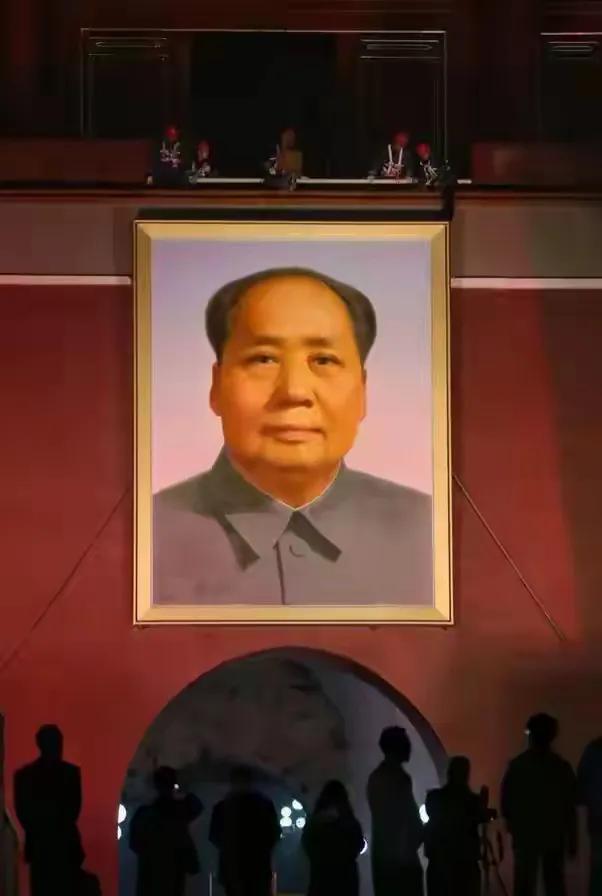 近距离瞻仰毛主席画像,老人家眼里装的全是人民!