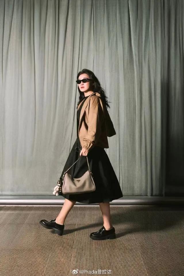 44岁贾玲近照曝光	，又瘦了！简约造型与纤瘦状态引发全网热议