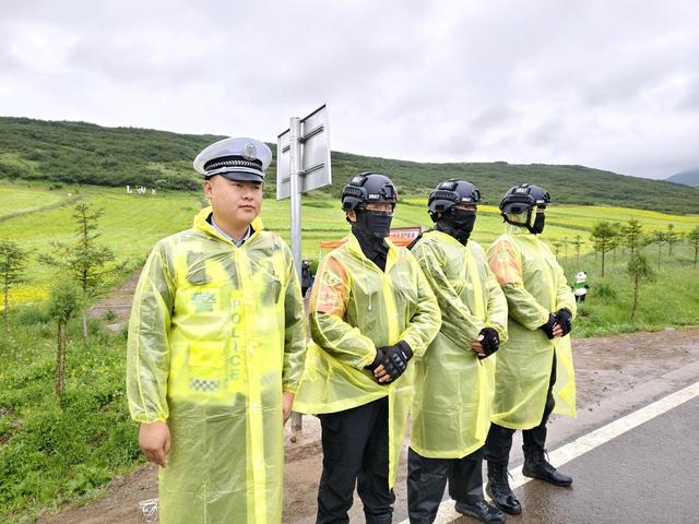 踏雨前行 步步坚韧——2025年古浪县古丰花海徒步活动侧记