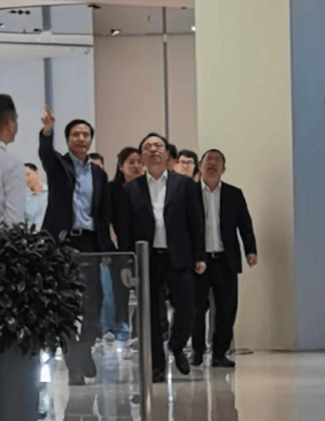 雷军的竞争对手黄仁勋、王传福，为何都成了他的朋友圈？