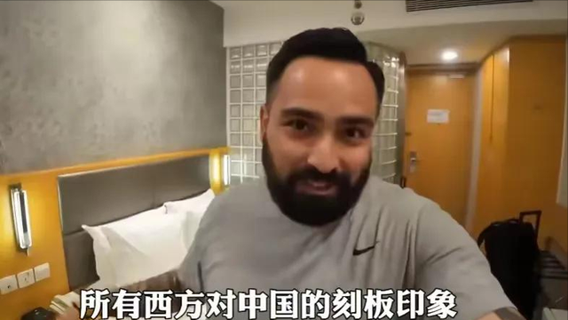 美国博主第一次来中国旅游，一天后直言：中国到处充满“危险”