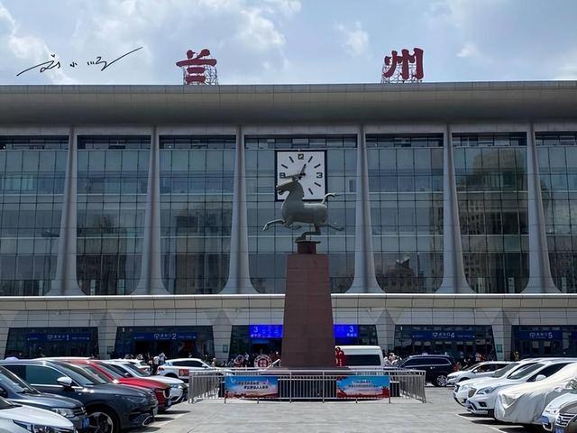 外地游客纳闷：“兰州火车站”的站牌上，怎么会有个“错别字”？