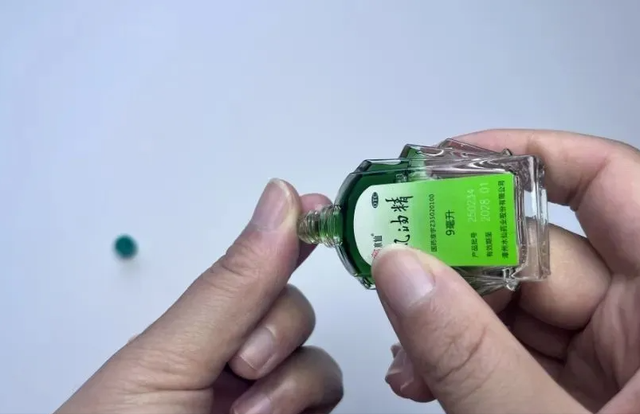 手被胶水粘住，别硬扯，滴上一点这个，立马融化，不疼不伤皮肤
