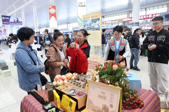“花开四季 ‘香’约云南 坐着火车游红河”旅游推介活动在昆举行