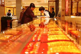 买金镯子半个月亏了2000元！金价跌跌跌，网友：亏麻了图片