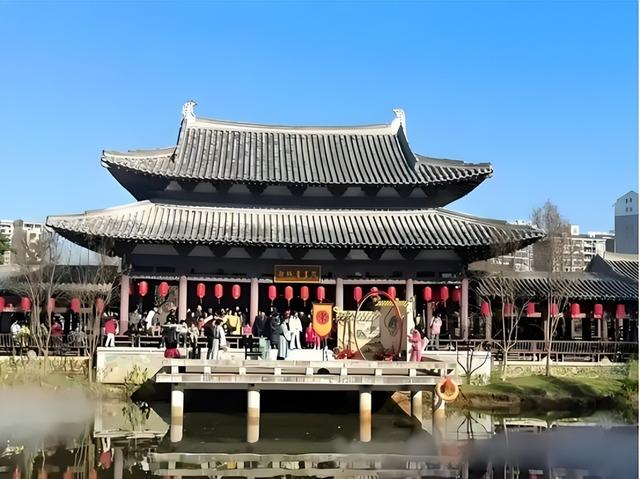 5年倒闭10家热门景区，年轻人穷游住帐篷，文旅地产梦碎一地