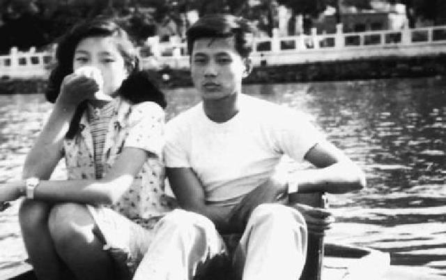 1956年，章含之和洪君彦约会，站在北海九龙壁前，拍下了一张合影