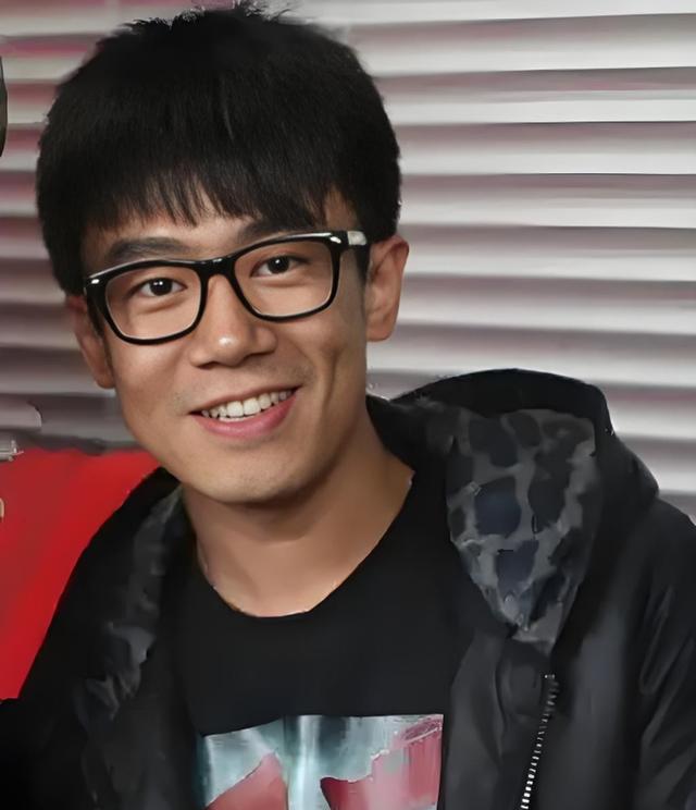 瞒了37年！原来他是李雪健的儿子，真是低调的“星二代”！